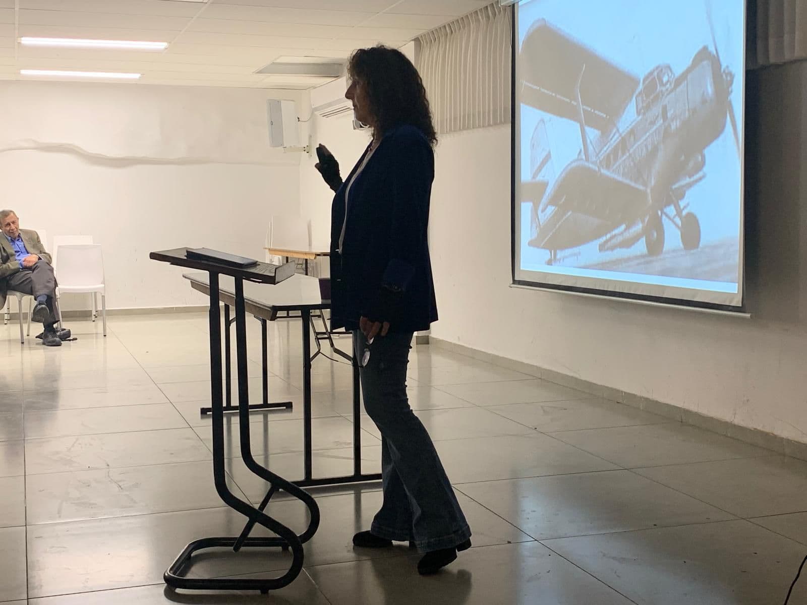 יוליה מרצה על במה עם מצגת