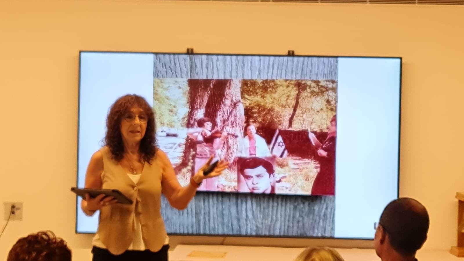 יוליה מציגה תמונות היסטוריות