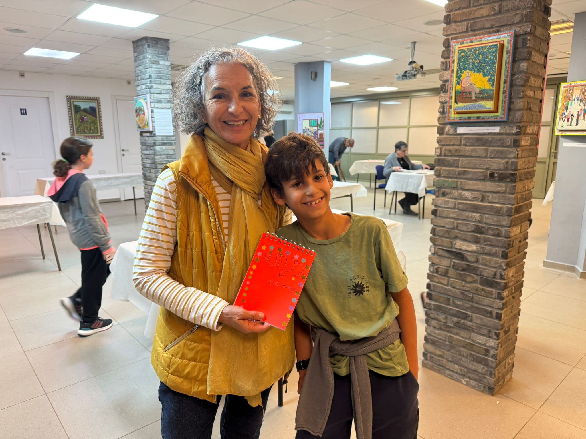 סבא וסבתא עם נכדים יוצרים ספר זיכרונות