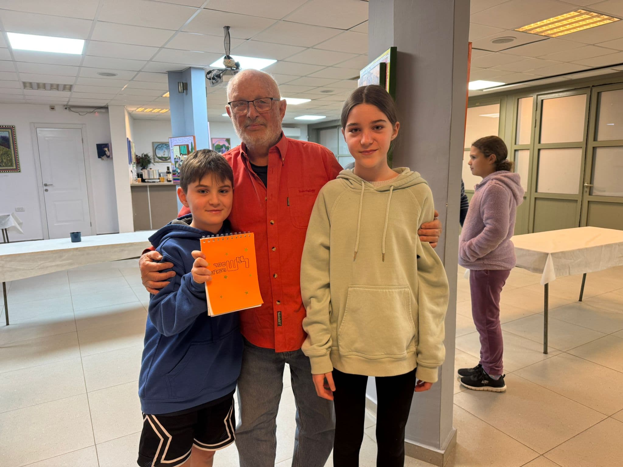 משפחה עובדת יחד בסדנת נוף ילדות